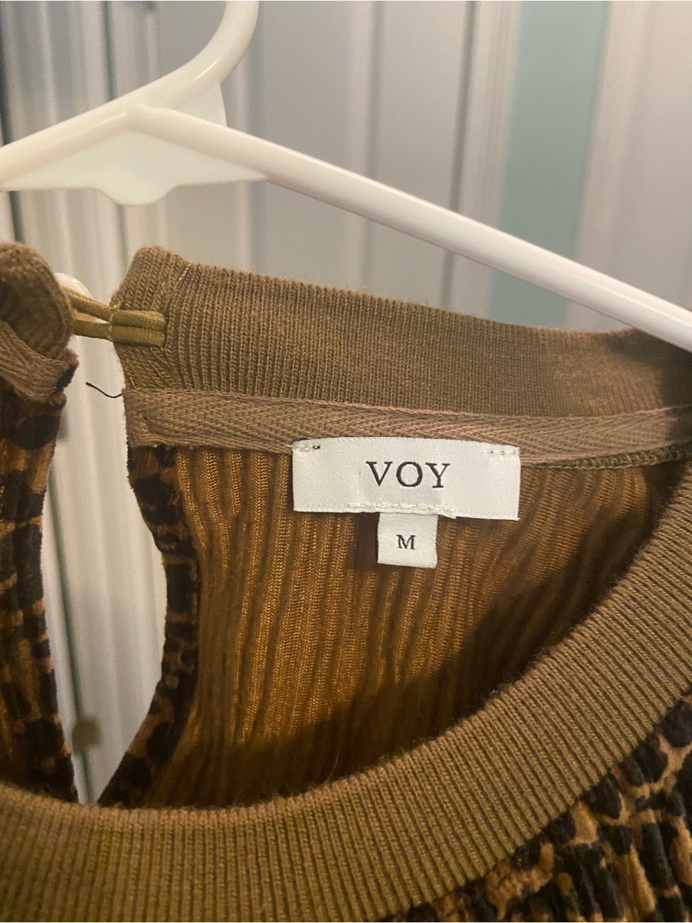 Voy Velvet Wavy Scallop-Hem Leopard Print Women's Crop Top - Picture 8 of 10